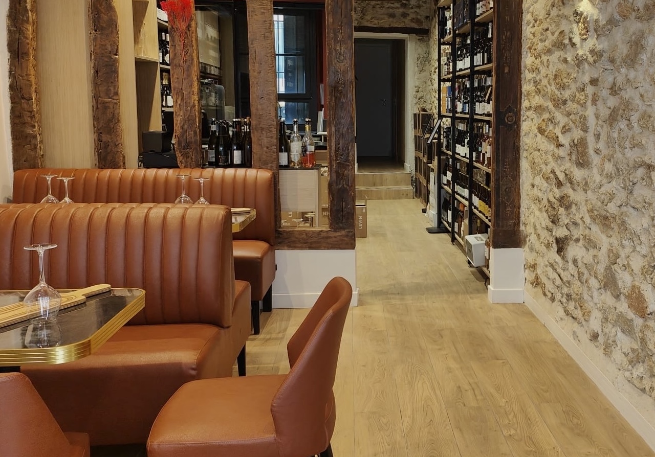 Salle privatisée avec décoration soignée